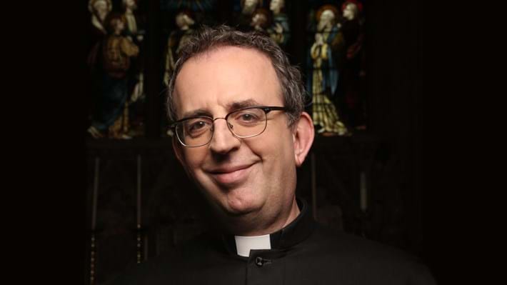 Famous vicar and TV star to host the IChemE Global Awards 2022