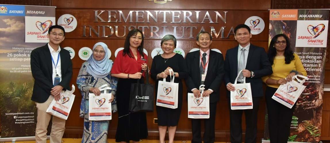 Chemical Engineers help Malaysia’s Primary Industry Minister to make palm oil industry more sustainable