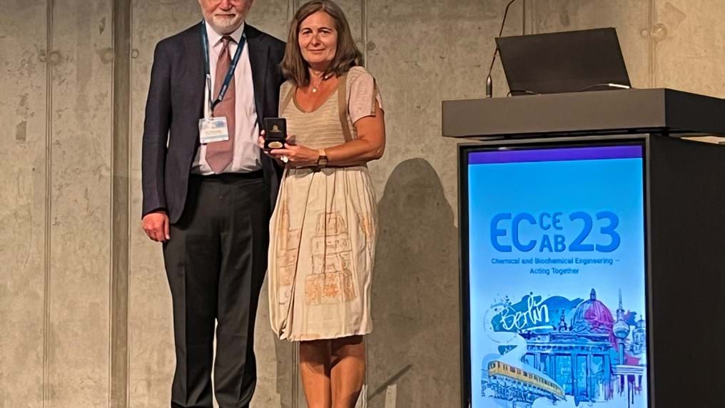 World’s first Professor of Sustainable Chemical Engineering receives IChemE’s prestigious Davis medal