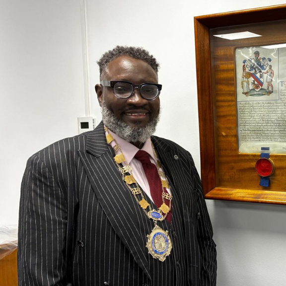Laboratory News - Ollie Folayan becomes IChemE President
